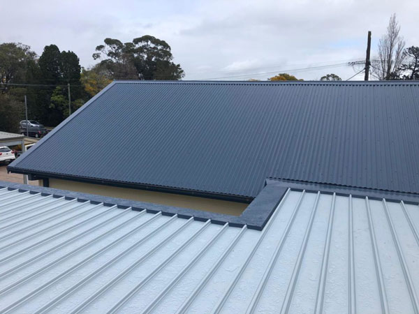 Roofers laying COLORBOND steel sheets